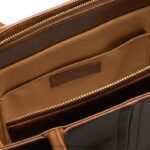 ⁦حقيبة حمل من جلد الغاوتشو 8840R704 Russell And Bromley⁩ - الصورة ⁦4⁩