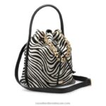 ⁦حقيبة دلو بسلسلة أيقونية 8840R749 الحمار الوحشيRussell And Bromley⁩ - الصورة ⁦2⁩