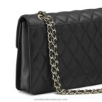⁦حقيبة كتف سلسلة كبيرة quiltchain 8840R669 أسودRussell And Bromley⁩ - الصورة ⁦4⁩