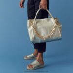 ⁦رمز سلسلة شرق / غرب انتزاع حقيبة 8840R677 ذهبRussell And Bromley⁩ - الصورة ⁦4⁩