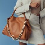 ⁦رمز سلسلة شرق / غرب انتزاع حقيبة 8840R678 تانRussell And Bromley⁩ - الصورة ⁦4⁩