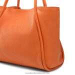 ⁦رمز سلسلة شرق / غرب انتزاع حقيبة 8840R685 البرتقاليRussell And Bromley⁩ - الصورة ⁦4⁩