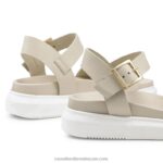 ⁦صندل ميرامار فلاتفورم 8840R384 أبيض نحيف Russell And Bromley⁩ - الصورة ⁦4⁩