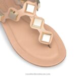 ⁦ميدالية مرصعة اصبع القدم صندل ثونغ 8840R372 لون القرنفل نحيف Russell And Bromley⁩ - الصورة ⁦4⁩