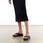 ⁦hoxton اصبع القدم صندل flatform 8840R413 أسود نحيف Russell And Bromley⁩ - الصورة ⁦4⁩