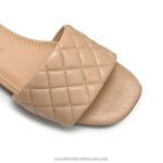 ⁦quiltmule مبطن بغل مسطح 8840R396 لون القرنفل نحيف Russell And Bromley⁩ - الصورة ⁦4⁩