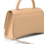 ⁦rockonrocks مسمار رفرف الكتف 8840R747 اللون البيجRussell And Bromley⁩ - الصورة ⁦4⁩